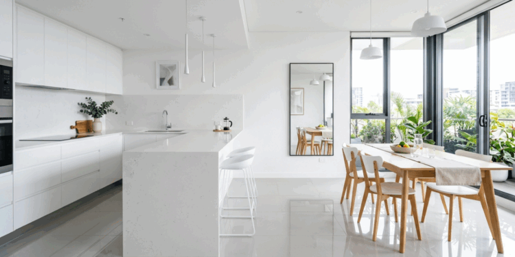 Diga adeus ao cômodo escuro que só vive de lâmpada acesa: o projeto de daylighting que usa aberturas e superfícies claras para puxar luz natural