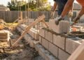 Quanto custa fazer uma calçada de concreto em 2026 e por que caimento errado pode virar multa, poça e quebra-quebra na frente de casa