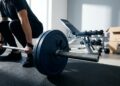 Quanto custa montar uma academia em casa e como três equipamentos podem substituir uma sala cheia de máquinas