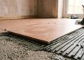 Quanto um pedreiro cobra para assentar piso em uma casa de 50 m2 em 2026?
