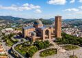 Legado de fé e arquitetura monumental: o destino brasileiro que recebe milhões de peregrinos e abriga um templo histórico