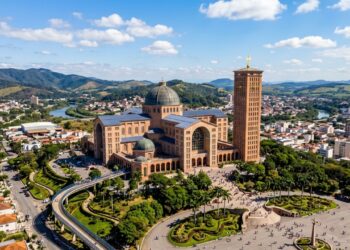 Legado de fé e arquitetura monumental: o destino brasileiro que recebe milhões de peregrinos e abriga um templo histórico