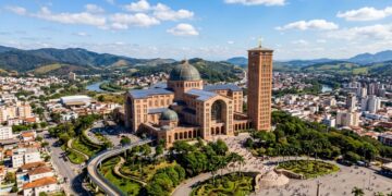 Legado de fé e arquitetura monumental: o destino brasileiro que recebe milhões de peregrinos e abriga um templo histórico