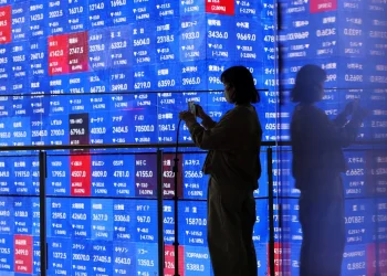 Bolsa do Japão despenca com PIB mais fraco e ataques no Oriente Médio