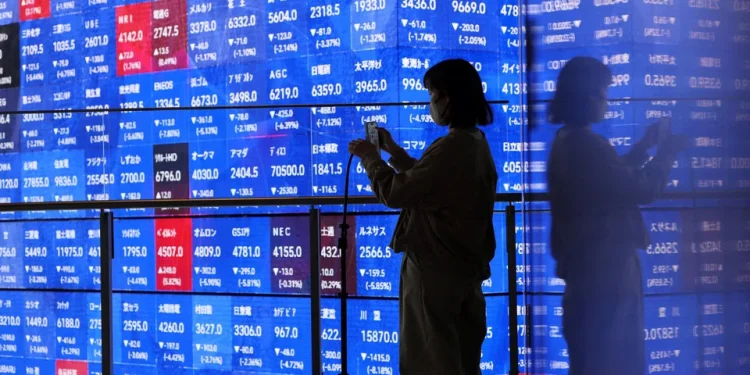 Bolsa do Japão despenca com PIB mais fraco e ataques no Oriente Médio