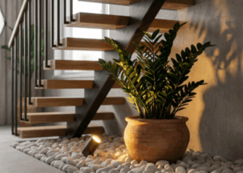 O vão debaixo da escada pode virar o ponto verde da casa, calcule quanto custa montar um jardim de inverno com pedras e iluminação