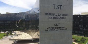 Horas extras lideram processos no TST e 6x1 deve elevar custo de ações, diz especialista