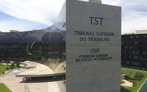 Horas extras lideram processos no TST e 6x1 deve elevar custo de ações, diz especialista