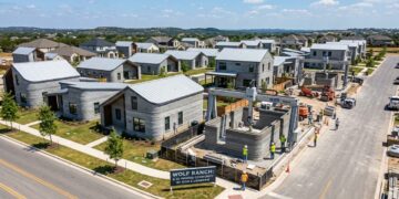 Projetada para abrigar 100 residências impressas em 3D, a inovadora comunidade no Texas utiliza robótica de grande porte para acelerar as obras