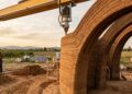 Quanto custa regularizar uma casa construída sem projeto e por que prefeitura e cartório cobram etapas diferentes