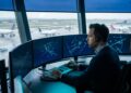 Controlador de tráfego aéreo separa aviões invisíveis entre nuvens e precisa decidir em segundos