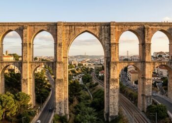 Com 35 arcos sobre um vale, o Aqueduto das Águas Livres levou água a Lisboa e resistiu ao terremoto de 1755