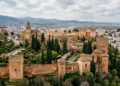 A cidade murada sobre Granada que mistura fortaleza, palácios e jardins como se fosse um mundo suspenso