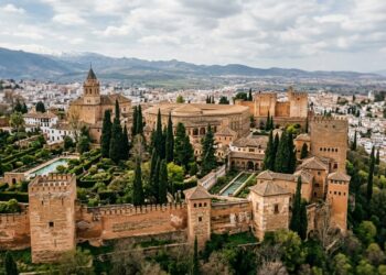A cidade murada sobre Granada que mistura fortaleza, palácios e jardins como se fosse um mundo suspenso