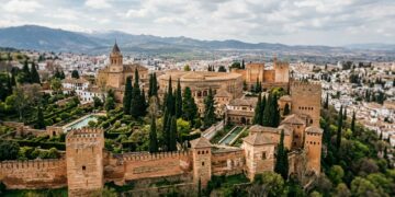 A cidade murada sobre Granada que mistura fortaleza, palácios e jardins como se fosse um mundo suspenso