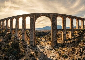 O aqueduto mexicano de quase 40 metros que levou água pelo planalto usando arcos, adobe e gravidade
