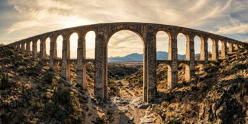 O aqueduto mexicano de quase 40 metros que levou água pelo planalto usando arcos, adobe e gravidade