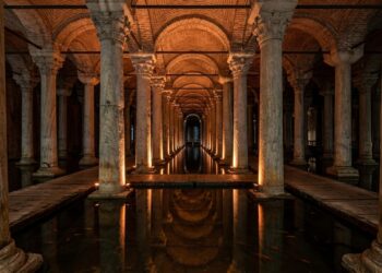 Com 336 colunas escondidas sob Istambul, a Cisterna da Basílica parece um palácio subterrâneo criado para guardar água