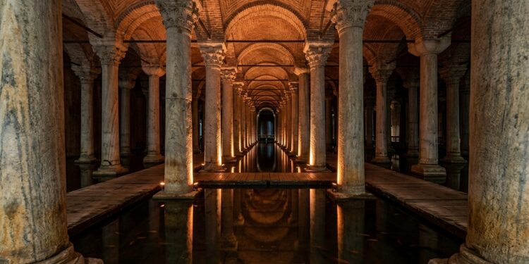 Com 336 colunas escondidas sob Istambul, a Cisterna da Basílica parece um palácio subterrâneo criado para guardar água