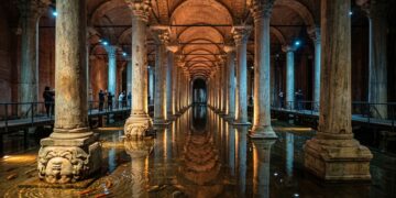 A Cisterna da Basílica transforma o subsolo de Istambul em um reservatório monumental do século VI