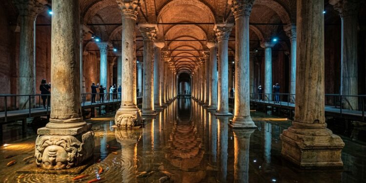 Com 336 colunas de mármore, uma cisterna subterrânea sustenta um palácio de água sob Istambul
