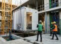 Diga adeus ao banheiro feito no improviso dentro da obra: os módulos prontos que chegam com piso, louças, hidráulica e acabamento para serem encaixados como cápsulas industriais
