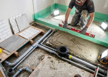 Refazer o banheiro sem corrigir o ralo e o caimento pode deixar um piso bonito sobre um problema que continuará escondido