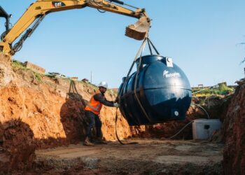 O biodigestor residencial que substitui a fossa comum exige muito mais que enterrar um tanque no quintal