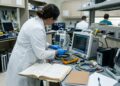 Técnico em equipamentos biomédicos conserta máquinas que hospitais não podem deixar parar e une eletrônica com saúde