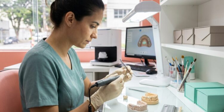 Técnico em prótese dentária transforma moldes em novos sorrisos