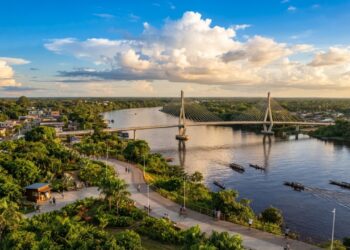 A única cidade brasileira ligada por terra à União Europeia fica no extremo norte do Amapá e tem euros no troco
