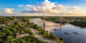 A única cidade brasileira ligada por terra à União Europeia fica no extremo norte do Amapá e tem euros no troco