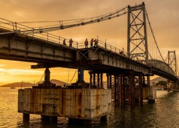 A Ponte Hercílio Luz chegou aos 100 anos depois de uma restauração que precisou sustentar toda a estrutura no ar