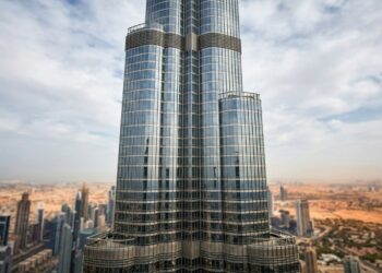 Burj Khalifa usa forma em Y e recuos na fachada para enfrentar ventos a 828 metros de altura