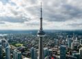 A agulha de 553 metros que colocou antenas acima dos arranha-céus e virou o símbolo de Toronto