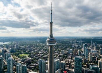 A agulha de 553 metros que colocou antenas acima dos arranha-céus e virou o símbolo de Toronto