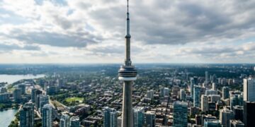 A agulha de 553 metros que colocou antenas acima dos arranha-céus e virou o símbolo de Toronto