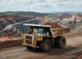 Sem motorista na cabine, caminhões gigantes de mineração já carregam toneladas por GPS e mudam a rotina das minas a céu aberto
