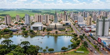 O nome nasceu de um ninho de cobras: a Capital do Oeste Paranaense guarda um lago de 39 hectares no centro
