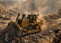 Permitindo que o operador controle tratores de esteira a até 400 metros de distância, a tecnologia da Caterpillar evita riscos em áreas instáveis