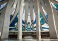 A Catedral de Brasília ergue 16 colunas curvas de concreto como mãos abertas em direção ao céu