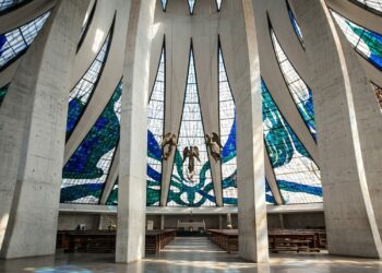 A Catedral de Brasília ergue 16 colunas curvas de concreto como mãos abertas em direção ao céu