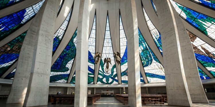 A Catedral de Brasília ergue 16 colunas curvas de concreto como mãos abertas em direção ao céu