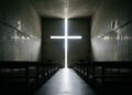 A Igreja da Luz transforma uma caixa de concreto em um dos encontros mais intensos entre sombra e claridade