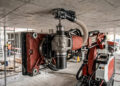 Operando de forma semiautônoma na perfuração de tetos, o robô da Hilti realiza mais de 500 furos precisos por dia seguindo a planta digital em 3D