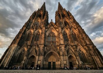 Com torres de 157 metros, a Catedral de Colônia levou séculos para concluir um projeto gótico medieval
