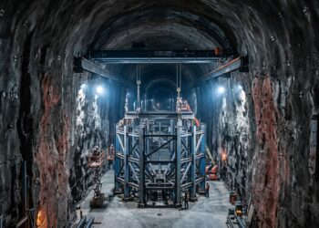 A 1,5 quilômetro de profundidade, cavernas gigantes do DUNE começam a receber detectores de argônio