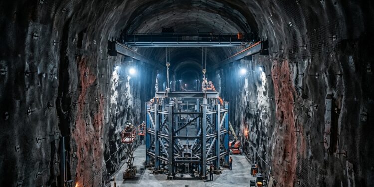 A 1,5 quilômetro de profundidade, cavernas gigantes do DUNE começam a receber detectores de argônio
