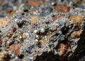 O concreto do futuro pode prender CO₂ da fábrica dentro do próprio material por mineralização de carbono