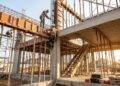 Quanto custa construir um sobrado de 100 m² em 2026, obra pode passar de R$ 195 mil antes de terreno, projeto e acabamento fino